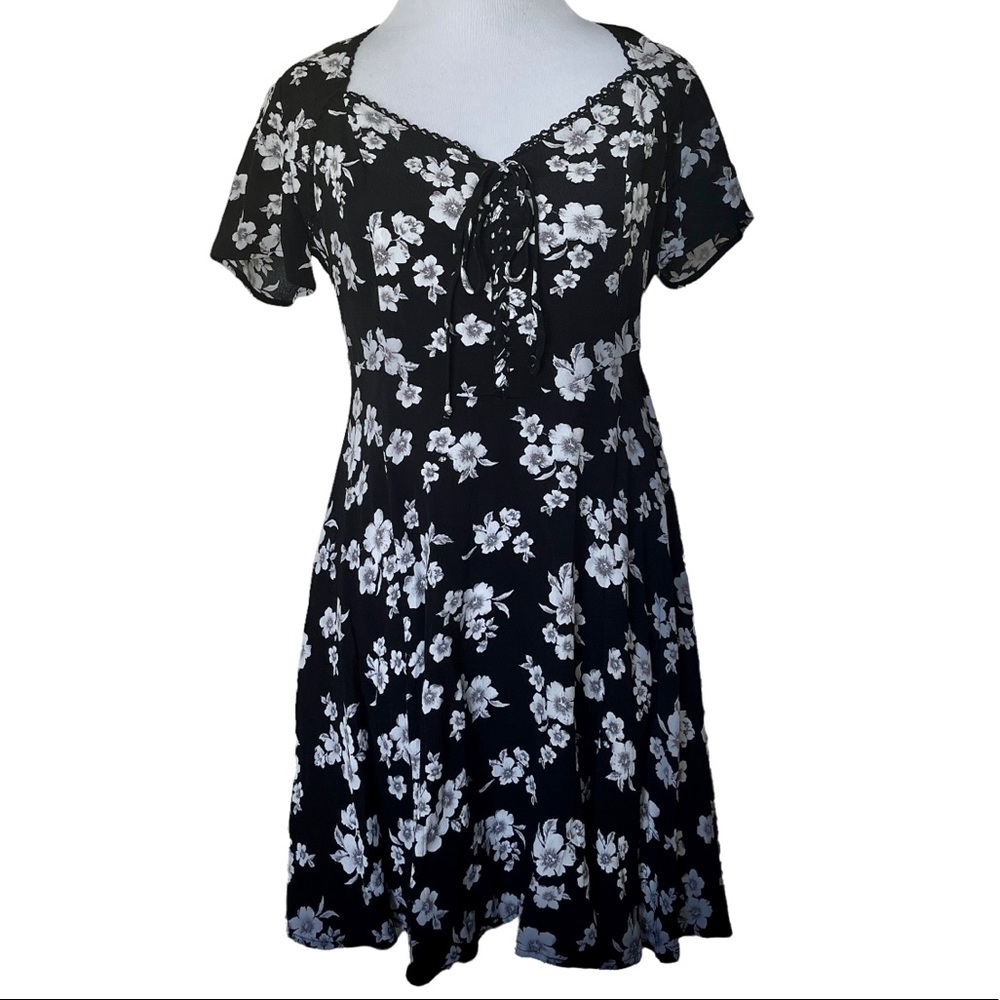 Forever 21 Black & White Floral Print Mini Dress / Size Small